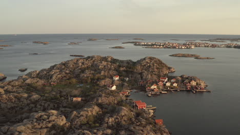 Vista-Aérea-Del-Archipiélago-Densamente-Poblado-De-Islas-Gullholmen-Härmanö,-Suecia