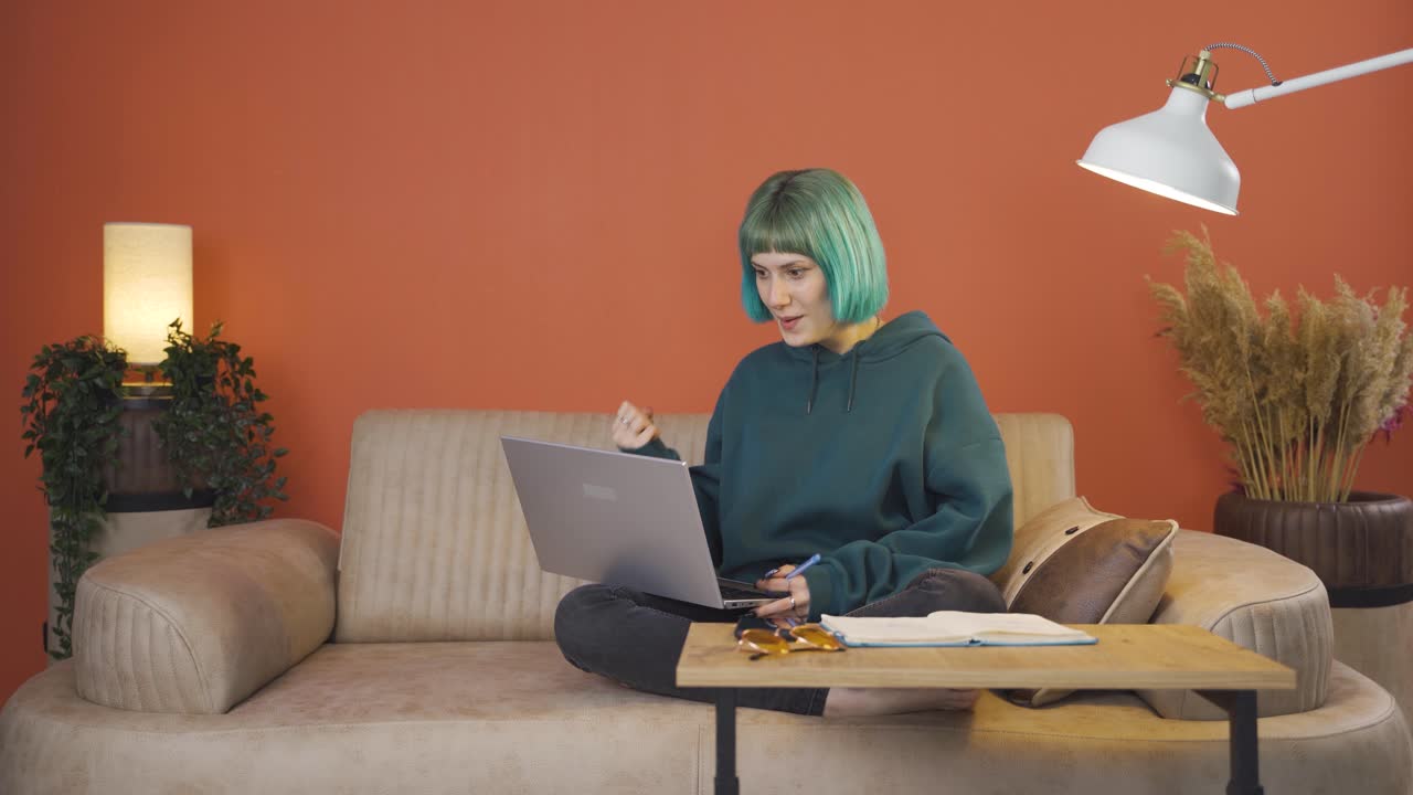 성공한 젊은 여성은 행복합니다.