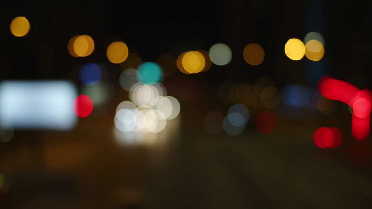 la vida de la ciudad borrosa tráfico de coches por la noche