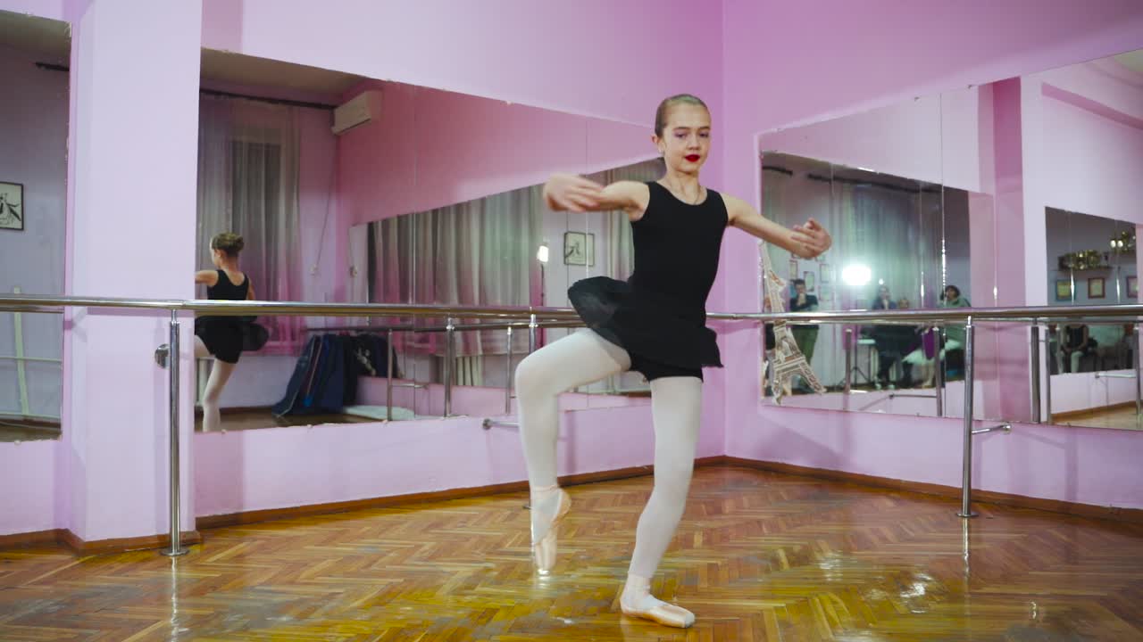 Ballerina che danza in studio davanti allo specchio. Nella sala da ballo. Una piccola ballerina. Movimento lento