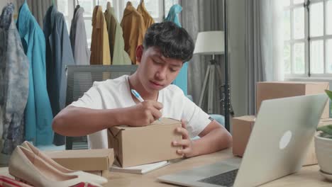 joven empresario de embalaje de pedidos en línea