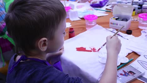 niño pintando una camiseta