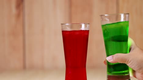 dos vasos sonando en un brindis de celebración