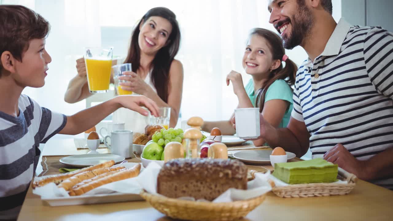 animación de una familia feliz comiendo en casa