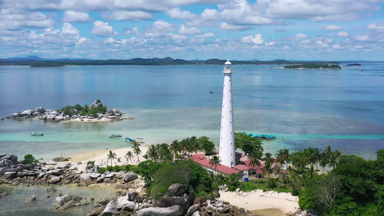 amplia antena de playa rocosa en la isla lengkuas en belitung en un día soleado de verano