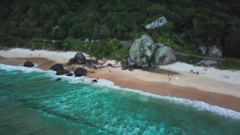 Toma-Aérea-De-Olas-Que-Llegan-A-La-Costa-En-La-Playa-Al-Norte-De-Río-De-Janeiro,-Brasil