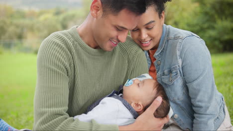 Neugeborenes,-Familie-Und-Kopf-Mit-Sorgfalt-Streicheln