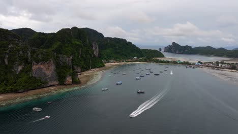 Drohnenaufnahmen-Von-Den-Phiphi-Inseln-In-Thailand,-Aufnahmen-Unglaublicher-Thailändischer-Landschaften,-Unglaubliche-Natur-Mit-Wahnsinnigen-Felsen,-Stränden,-Hügeln,-Meer-Und-Booten