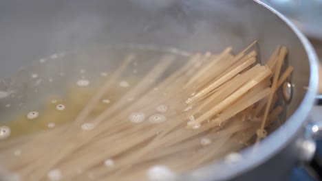 Fideos-De-Pasta-Espagueti-En-Agua-Hirviendo