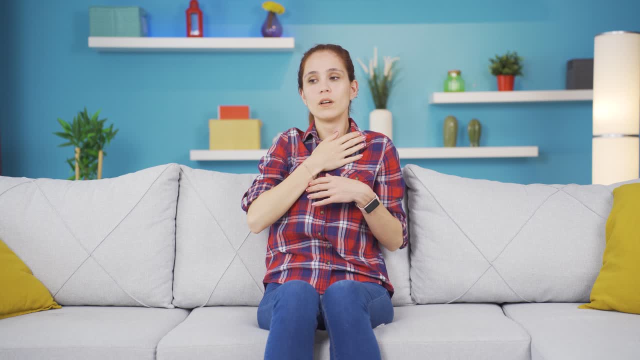 mujer joven enferma con fiebre alta.