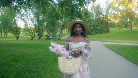 Mujer-Negra-En-El-Parque-Esperando-Sonriendo-Amplia