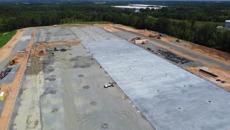 un dron archiva sobre un sitio de construcción mostrando el progreso del secado de una plataforma de concreto