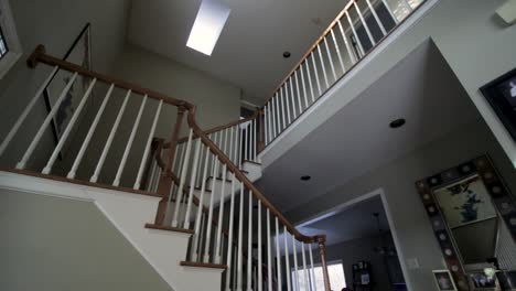 Vista-De-ángulo-Bajo-De-La-Escalera-Interior-De-Una-Casa-En-Eden-Prairie,-Minnesota