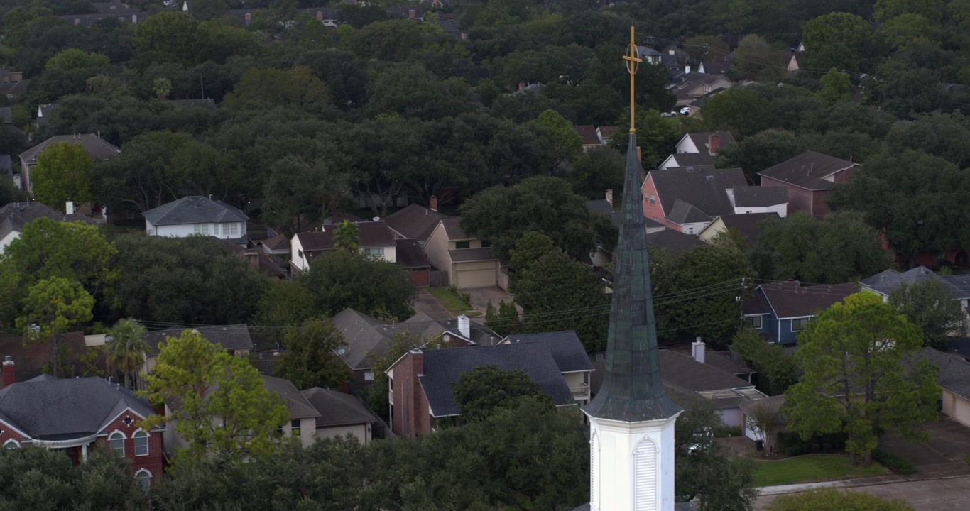 Vista drone di una chiesa circondata da case nel sud-ovest di Houston, Texas