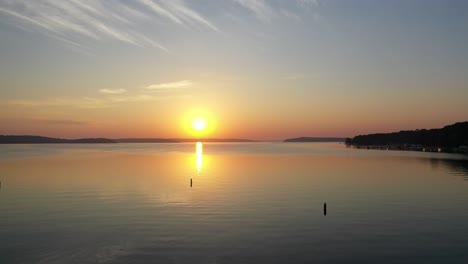 Lago-De-Ginebra,-Wisconsin-Durante-La-Hora-Dorada-Con-Un-Sol-Vidrioso-Reflejado-En-El-Agua-Desde-Una-Vista-Aérea