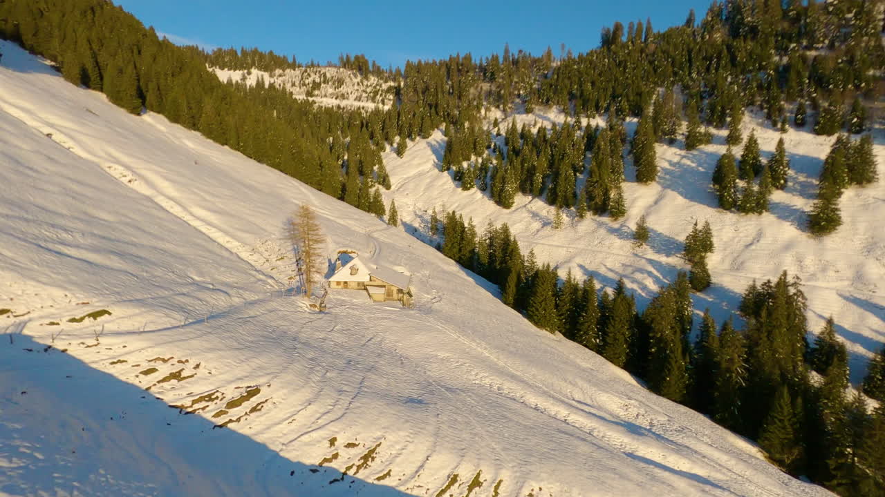 Volando a bassa quota su un alpeggio nelle montagne svizzere in inverno - Ripresa aerea, zona di Montreux-Riviera, Svizzera