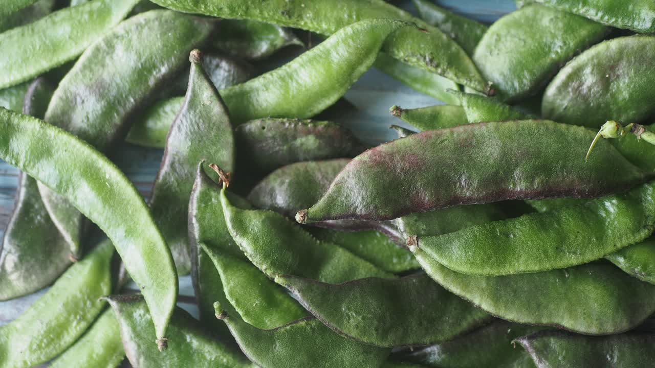 Una pila de frijoles verdes