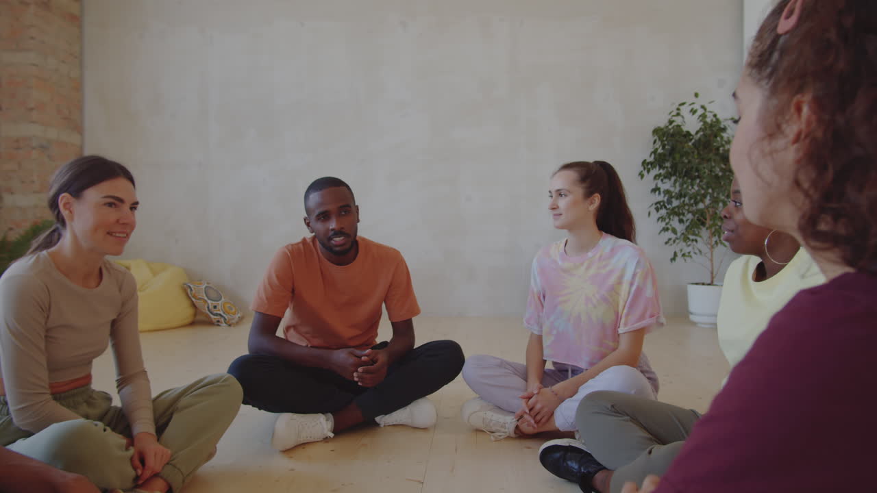 diversos bailarines hablando en el estudio