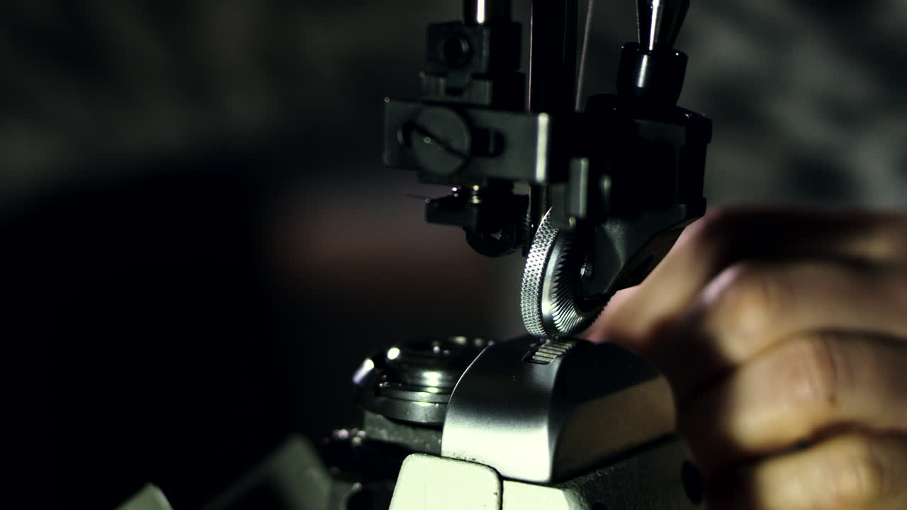 sastre preparando la máquina de coser para el trabajo. hombre de cerca manos enhebrando una aguja