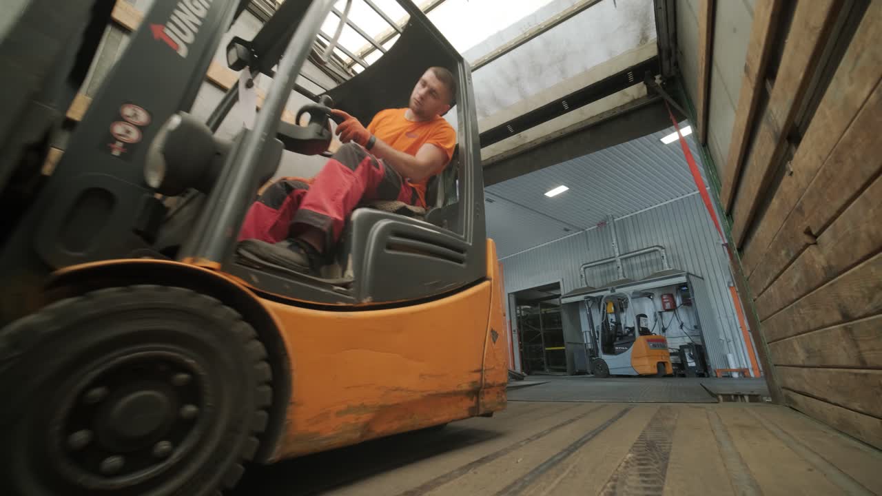 Gabelstaplerfahrer transportiert verpackte Wasserflaschen im Lager
