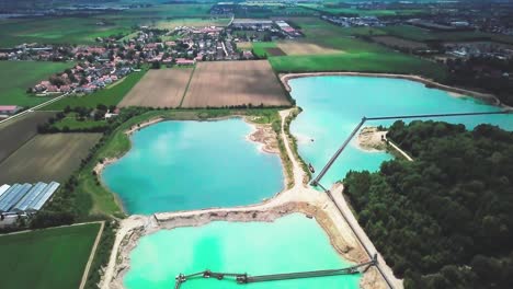 Vista-Aérea-De-Los-Lagos-En-La-Zona-Rural-De-La-Pequeña-Ciudad-De-Munich-Alemania---Alejar-La-Vista