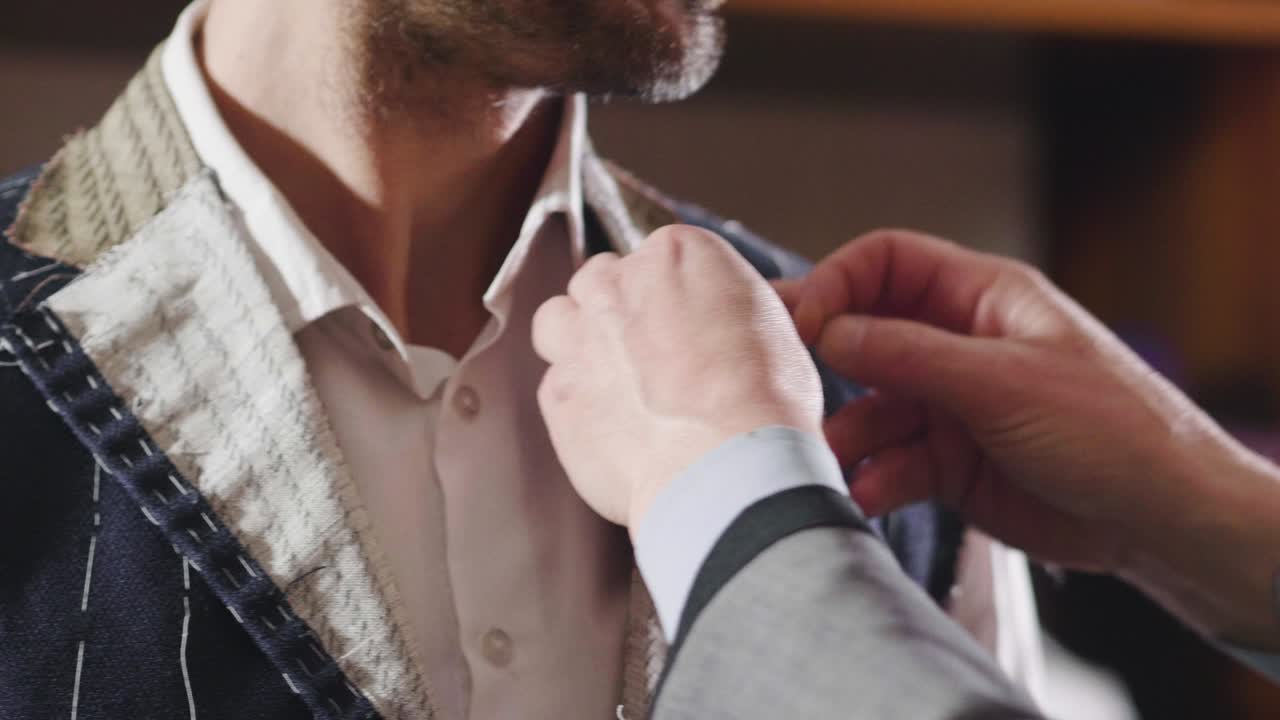 바느질의 전통에 따라 옷을 잘라내는 바느질, 바느질이 완벽하게 바늘과 가닥을 사용하여 전통적인 개념을 는 바느질.