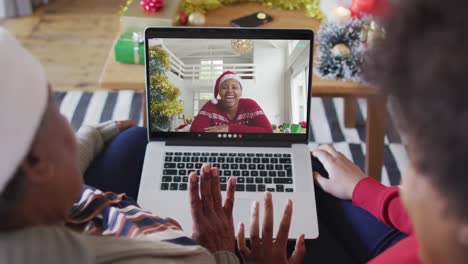 Afroamerikanische-Mutter-Und-Tochter-Nutzen-Laptop-Für-Weihnachtsvideoanruf-Mit-Frau-Auf-Dem-Bildschirm