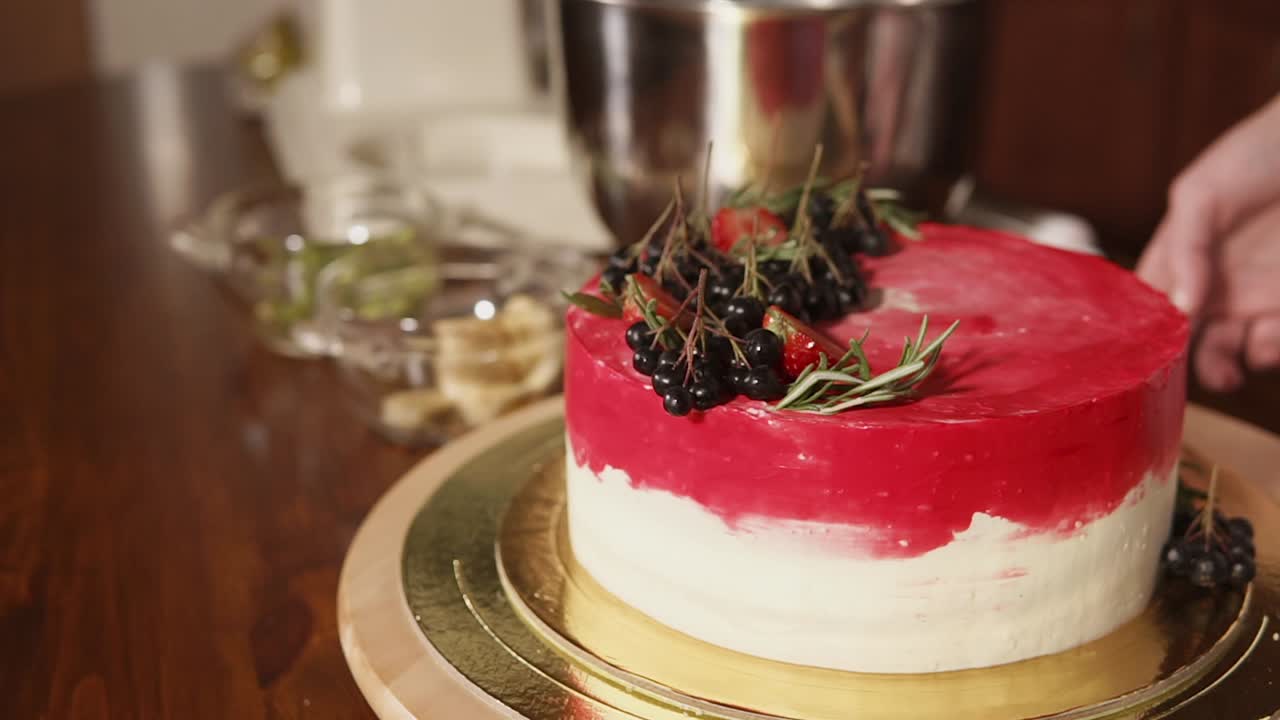 bellissima torta di velluto rosso con bacche e crema