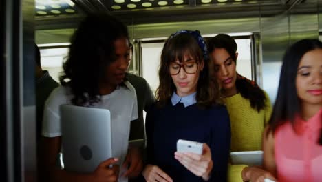 iconos de emoji con estudiantes con teléfonos inteligentes y tabletas en el fondo 4k