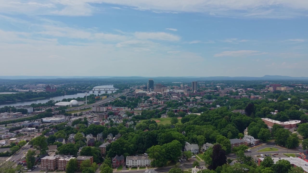 Vista panoramica dello skyline urbano di Springfield lungo il fiume Connecticut in Massachusetts, USA. Ampia ripresa aerea.