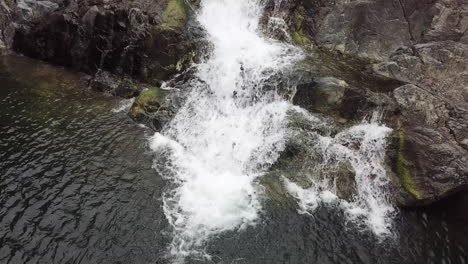 Vogelperspektive-Luftaufnahme-Des-Fußes-Des-Wasserfalls-Und-Des-Natürlichen-Pools-Im-Tropischen-Regenwald