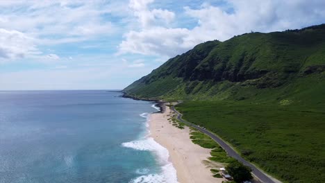 una toma de un dron de las olas que se estrellan en una playa de hawai