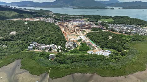 Vista-Aérea-De-4k-Del-Sitio-De-Construcción-Mientras-Se-Trabaja-En-La-Fundación-Civil-En-Sai-Kung,-Hong-Kong