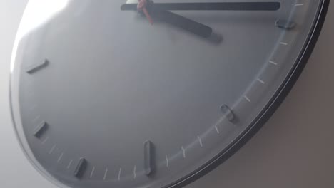 el reloj pasa el tiempo cerca de las 4 en la pared blanca.