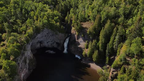 Versteckter-Wasserfall-In-North-Minnesota-Am-Lake-Superior,-Natur,-Reisen