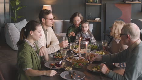 Glückliche-Mehrgenerationenfamilie-Beim-Gemeinsamen-Essen-Zu-Hause