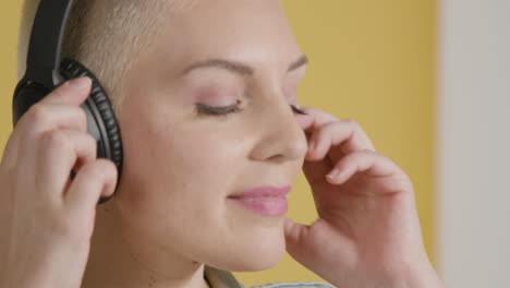 modelo femenino posa con auriculares sobre la oreja 04