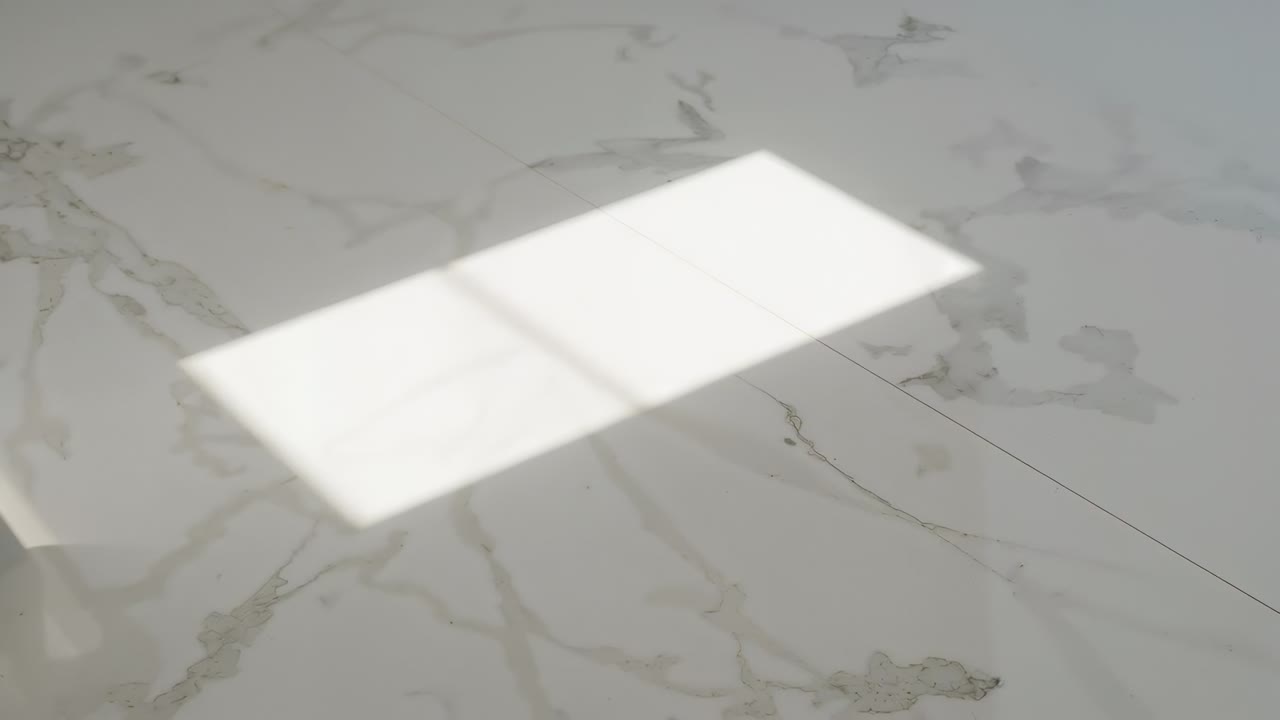 Streaming fra lyst vindue rektangel, der bevæger sig hen over klinkegulvet i rummet, med sprosseskygge, samlinger