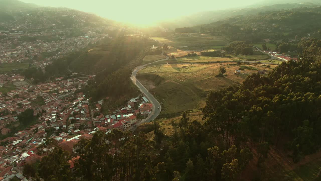 4k durante el día antes del atardecer vista panorámica de drones aéreos con un zoom en la estatua de cristo blanco en cusco perú