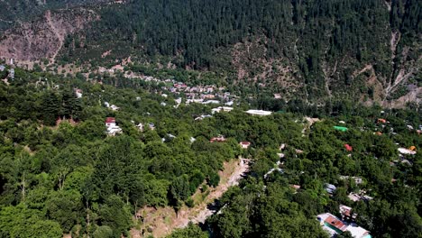 Athmuqam-Vista-Cercana-De-Drones-Con-Las-Casas-Visibles-Y-El-Campo