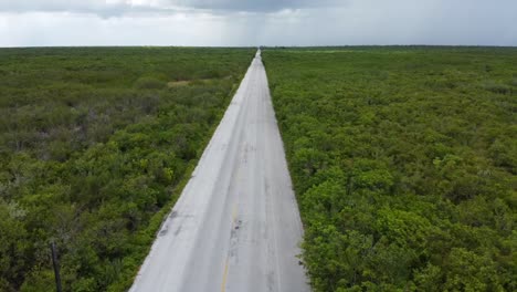 Vista-Aérea-De-La-Carretera-De-Cozumel-Con-El-Mar-De-Fondo