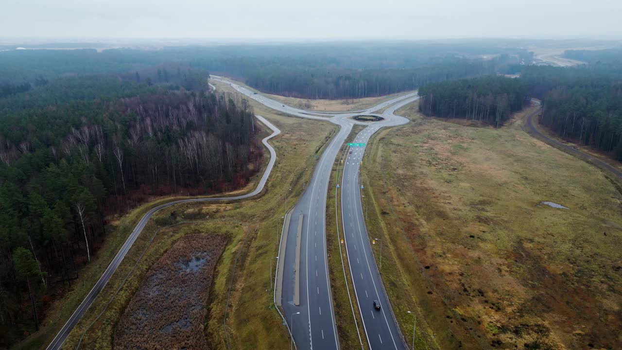 두 차선 도로와 순환 교차로에서 교통. 어두운 가을 날에 높은 고도 드론