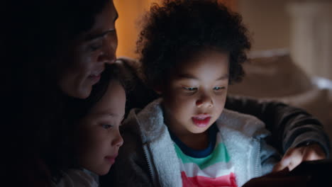 Familia-Feliz-Usando-Una-Tableta-Con-Niños,-Madre-Y-Padre-Viendo-A-Los-Niños-Jugar-En-Tecnología-De-Pantalla-Táctil-Disfrutando-De-Una-Noche-Relajante-Antes-De-Acostarse