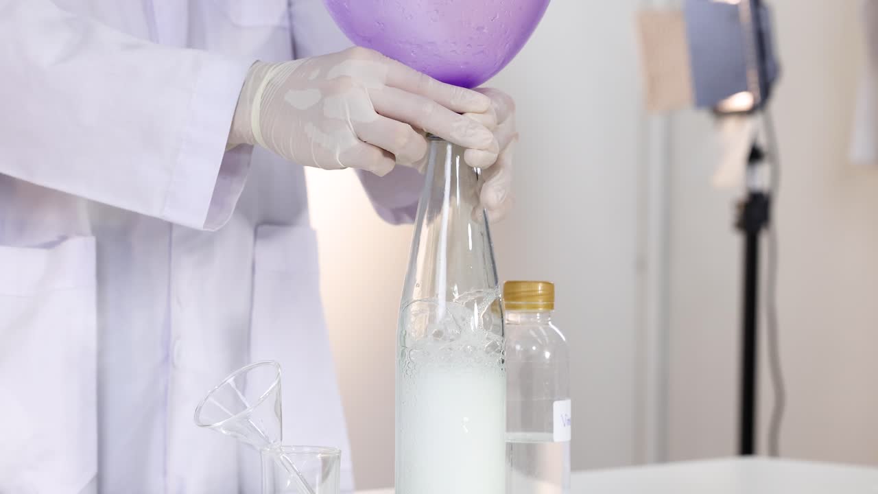 풍선은 베이킹 소다와 식초 반응을 사용하여 부풀립니다.