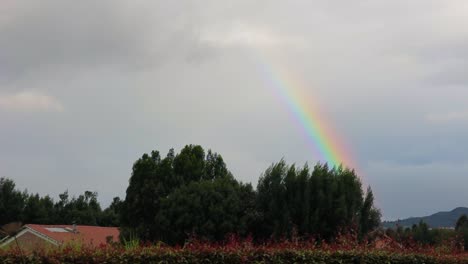 Un-Hermoso-Arco-Iris-Sobre-Un-Pintoresco-Paisaje-Campestre