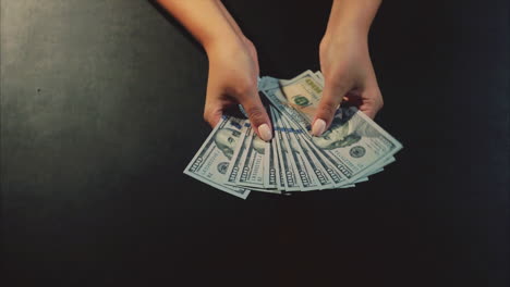 mujer con dinero
