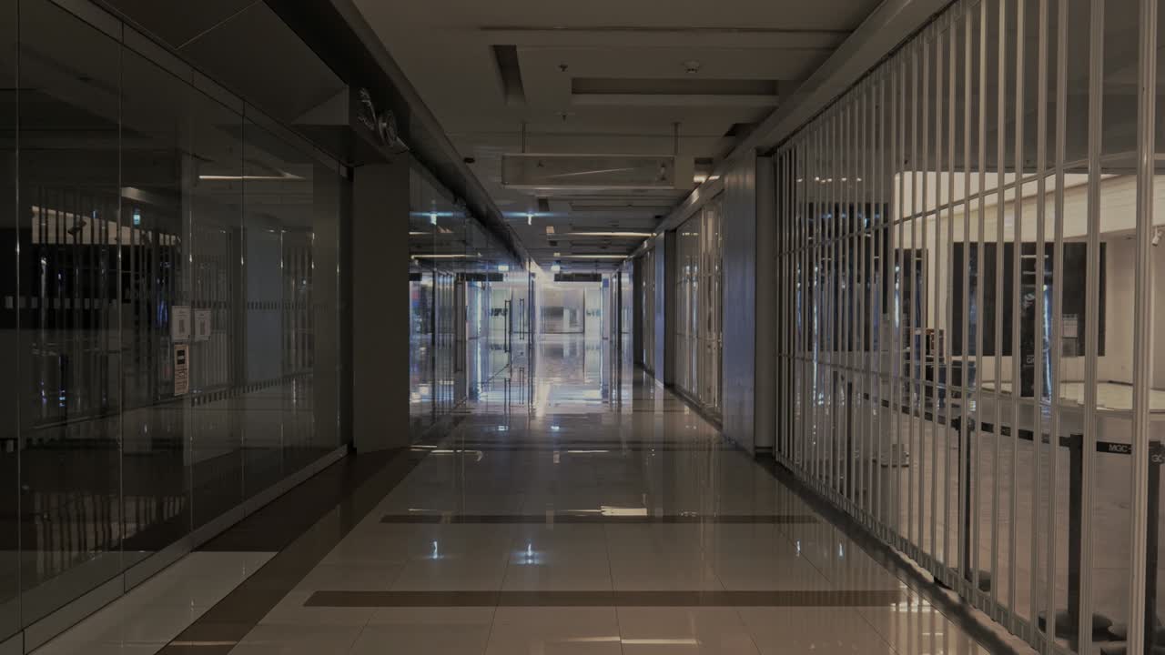 쇼핑몰은 코로나19 확산으로 인해 문을 닫았습니다.