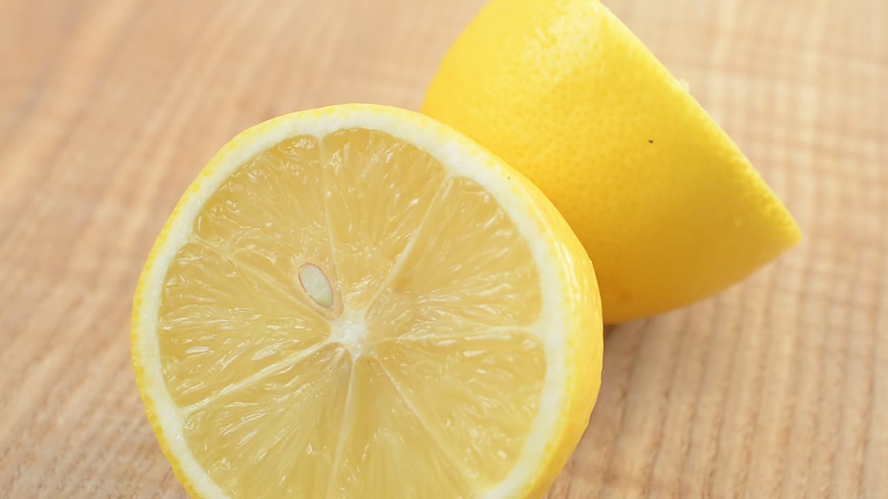 Limone su un tagliere da cucina. Ripresa in movimento