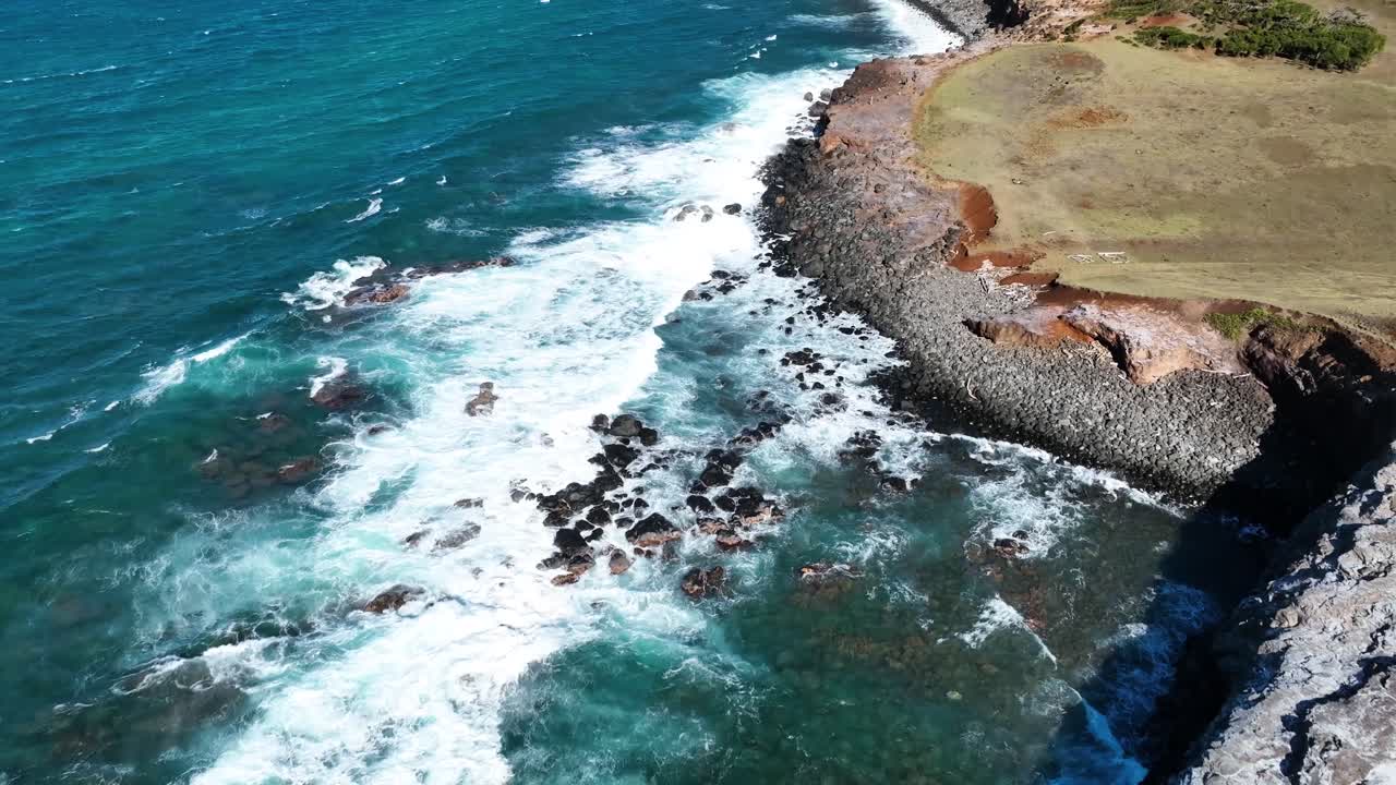 revelación inversa de poderosas olas rompiendo en la roca y la costa de acantilados irregulares