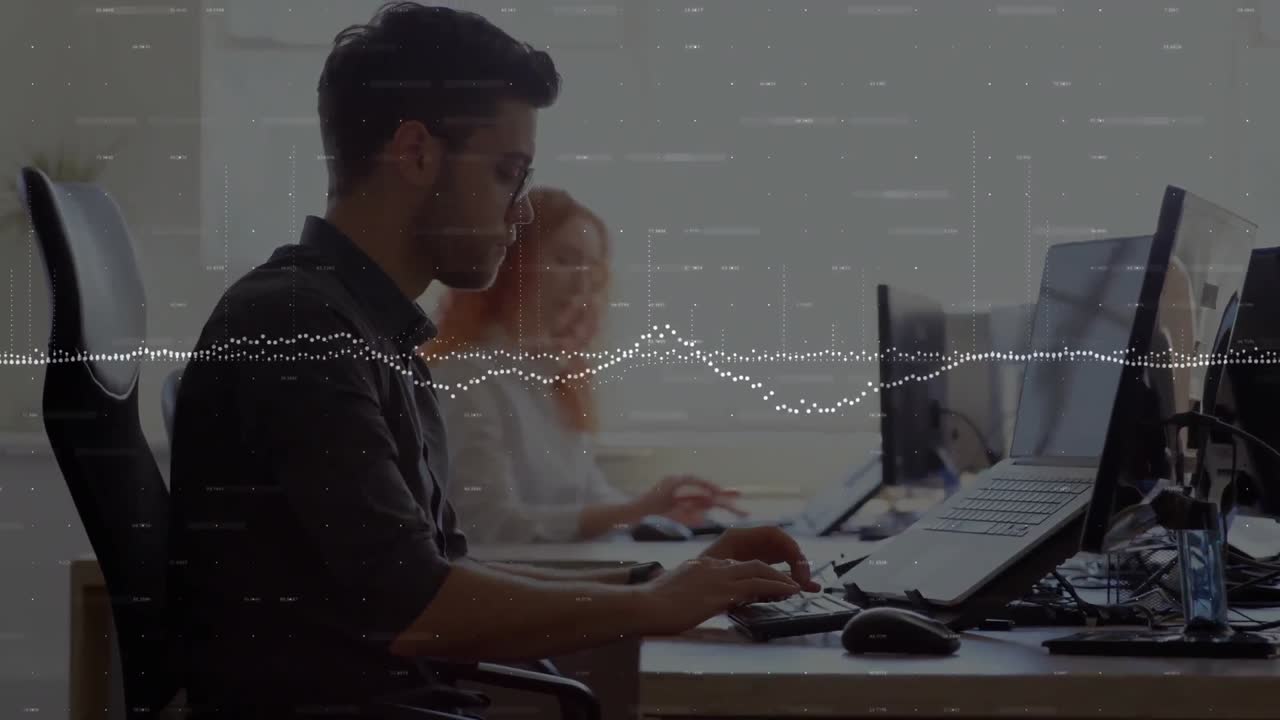 animación de gráficos y números cambiantes sobre un hombre biracial trabajando en una computadora portátil en la oficina